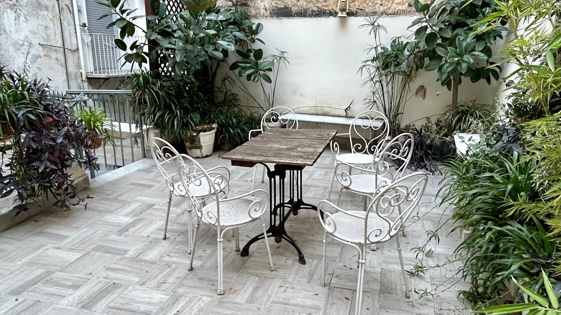 بيت ضيافة Tribunali Apartments نابولي